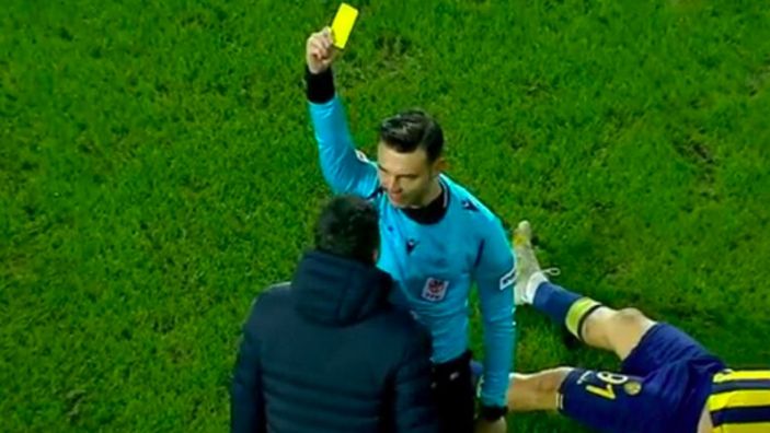 Hakem, sağlık görevlisine sarı kart gösterdi