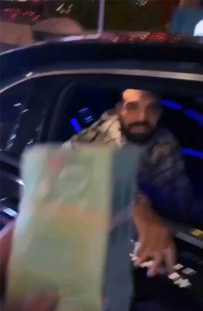 Drake, Noel'de para dağıttı