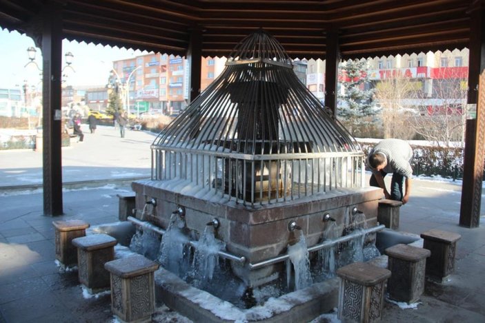 Erzurum'da şadırvanlar buz tuttu