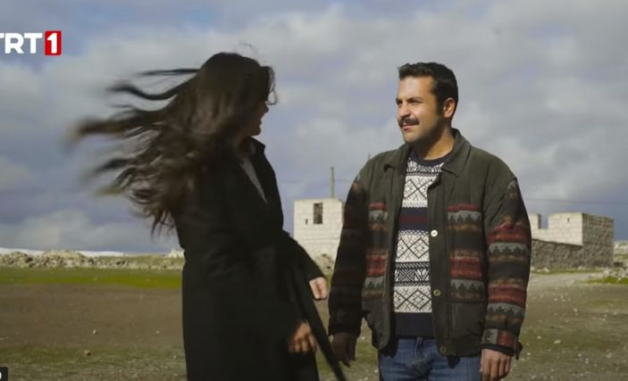 Set arkası görüntüler ortaya çıktı! Gönül Dağı'nda Ramazan ve Asuman'ın samimi hallerine bakın