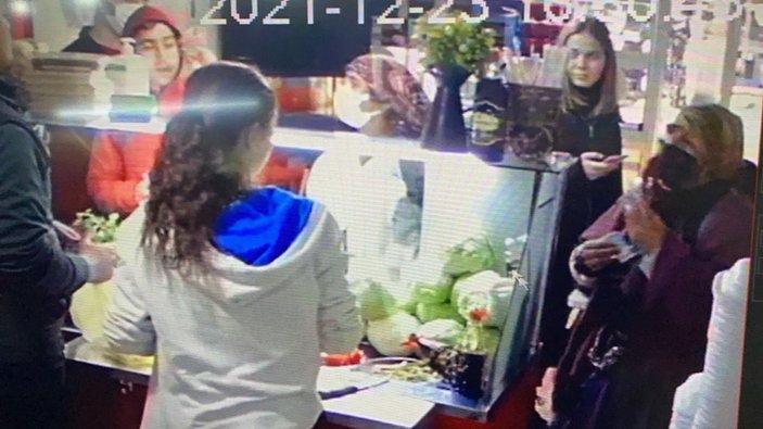 Kocaeli'deki çiğ köftecide tırnakçılık yapan kadınlar kamerada