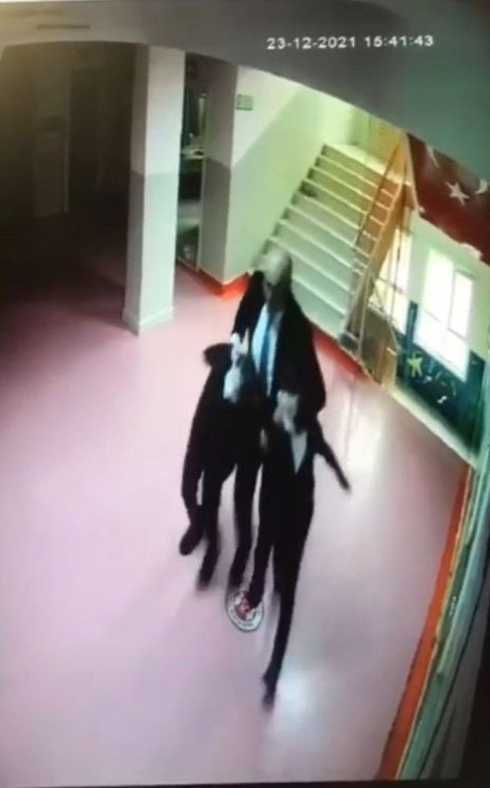 Kadıköy'deki ilkokul müdürü, öğrencileri darbetti