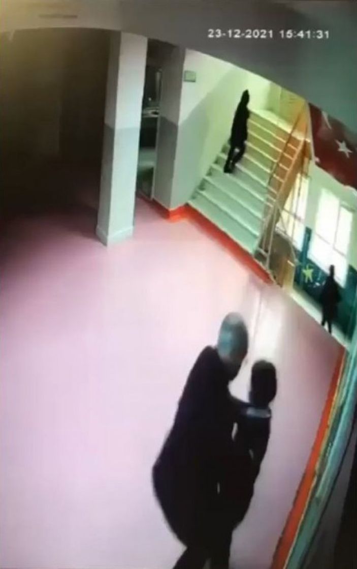 Kadıköy'deki ilkokul müdürü, öğrencileri darbetti