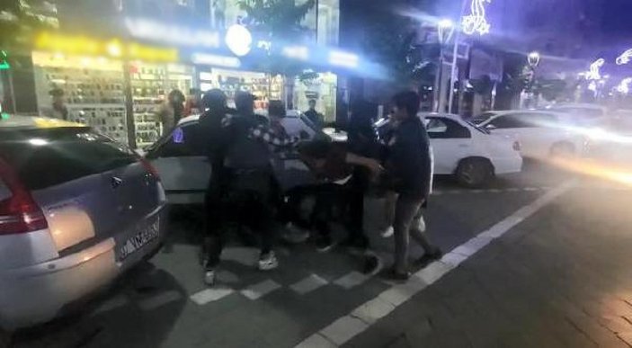 Şanlıurfa’da, sokak ortasında kavgayı vatandaşlar ayırdı