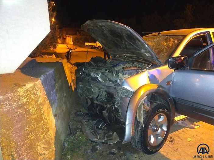 Bursa'da bir otomobil duvara çarptı: 5 yaralı