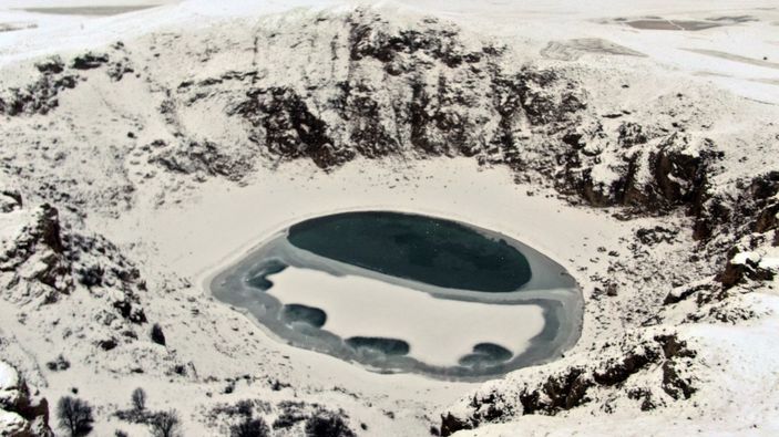 İ Sivas'ta buz tutan göllerden muhteşem manzara