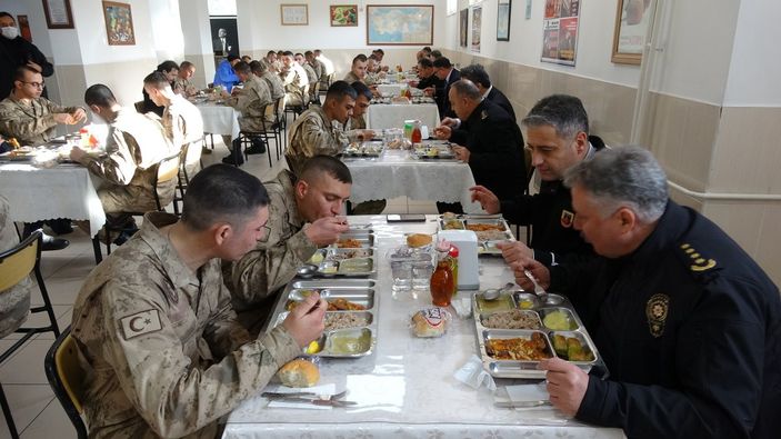 6 ikiz Mehmetçik görenleri şaşırtıyor