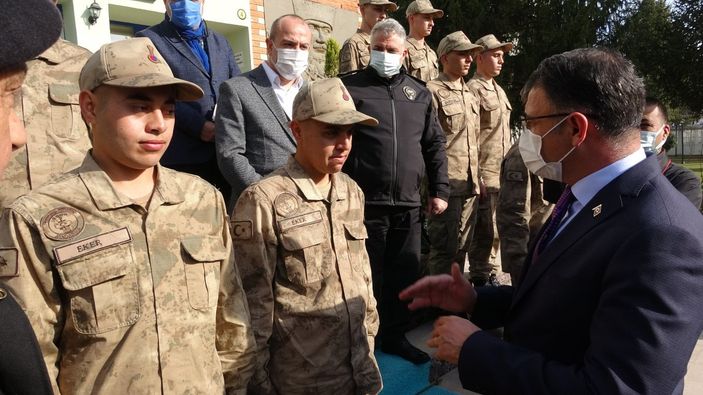 6 ikiz Mehmetçik görenleri şaşırtıyor