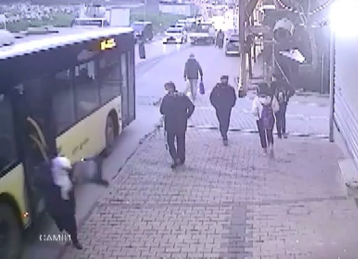 Esenyurt’ta otobüs erken hareket etti, yaşlı kadın yere düştü