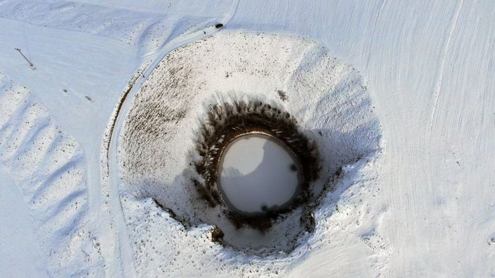 İ Sivas'ta buz tutan göllerden muhteşem manzara