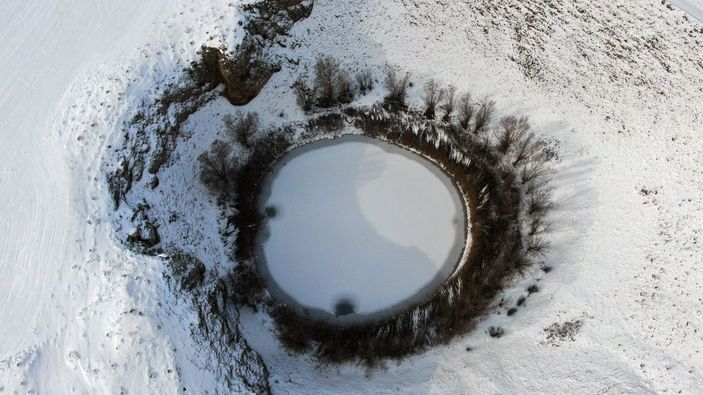 İ Sivas'ta buz tutan göllerden muhteşem manzara
