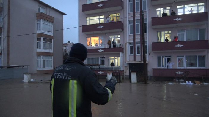 i Kırklareli’nde dere taştı, mahsur kalanlar iş makinalarıyla kurtarıldı