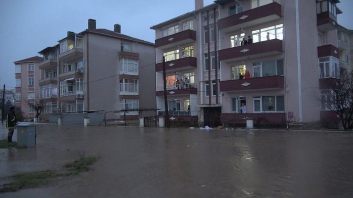 i Kırklareli’nde dere taştı, mahsur kalanlar iş makinalarıyla kurtarıldı
