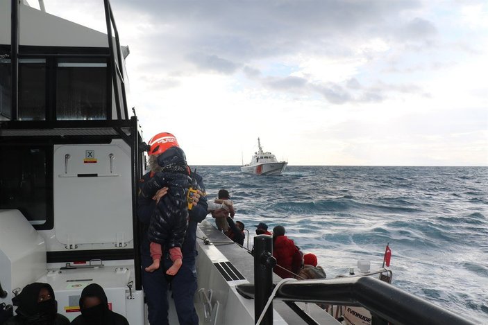 İzmir'de göçmen teknesi battı: 2 ölü