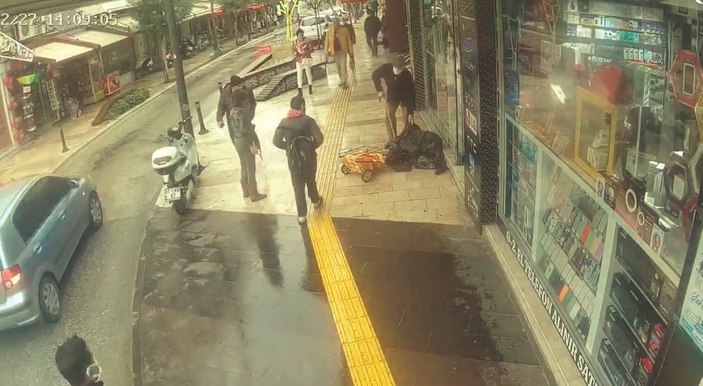 Antalya'da eşi bir anda yere düşen yaşlı adam, çaresizce yardım bekledi