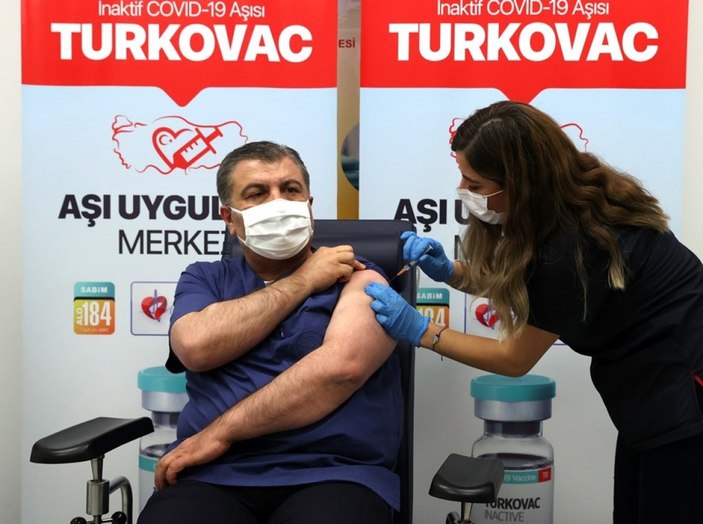 Fahrettin Koca hatırlatma dozunu Turkovac yaptırdı
