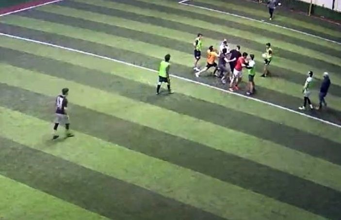 Sakarya’da halı sahada faul yaptı, kavga çıktı