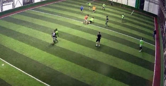 Sakarya’da halı sahada faul yaptı, kavga çıktı