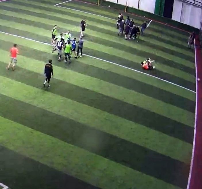 Sakarya’da halı sahada faul yaptı, kavga çıktı