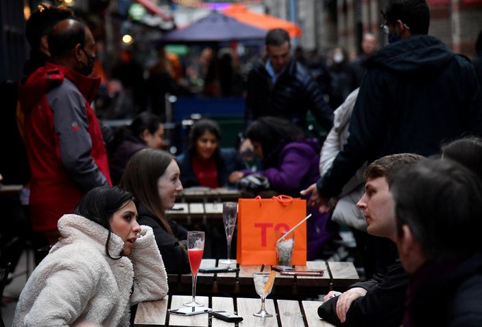 r Omicron'a karşı aşının etkisi, 3. dozdan 10 hafta sonra düşüyor