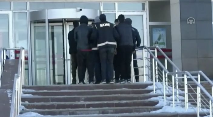 Kars'ta 21 göçmen kaçakçısı yakalandı
