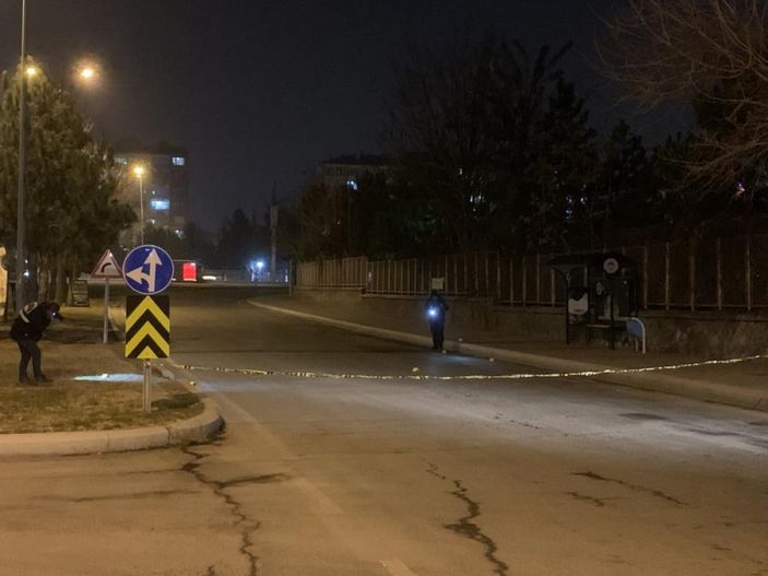 Kayseri'de yol ortasında tüfekle vurulan genç ağır yaralandı