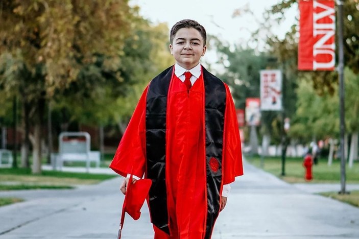 ABD'de 15 yaşındaki çocuk, üniversiteden dereceyle mezun oldu