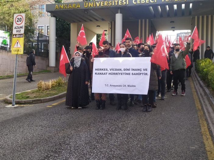 i Ankara Üniversitesi’nde başörtüsü krizi
