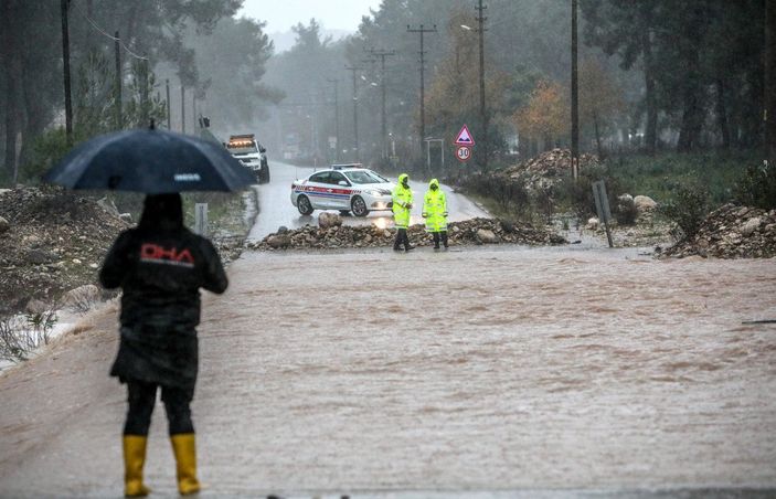 Sağanak yağış Antalya'da hayatı felç etti