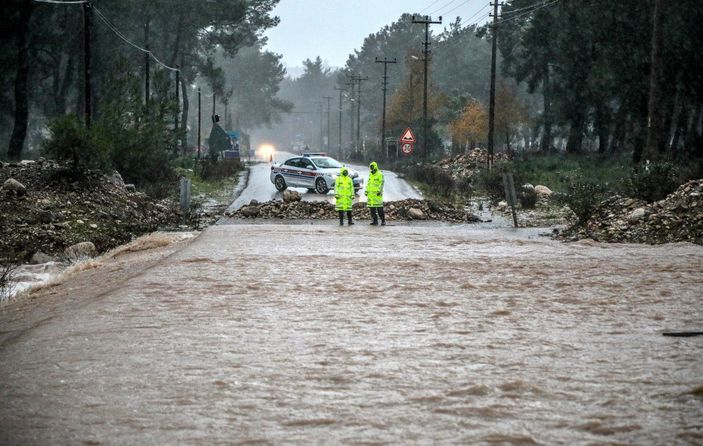 Sağanak yağış Antalya'da hayatı felç etti