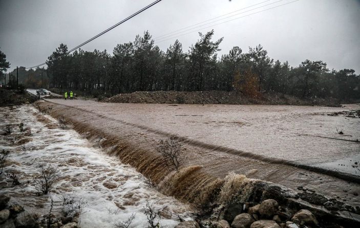 Sağanak yağış Antalya'da hayatı felç etti