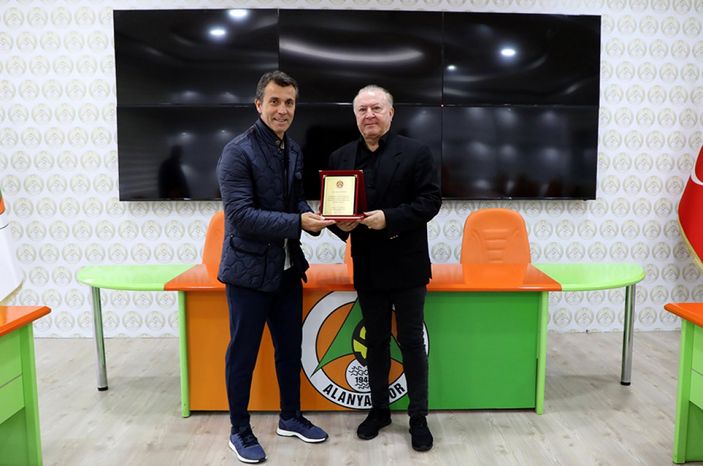 Alanyaspor, Bülent Korkmaz ile yollarını resmen ayırdı
