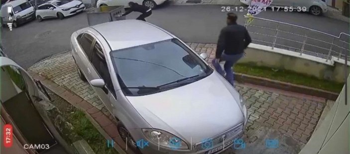 Ümraniye'de rüzgara kapılan çöp konteyneri