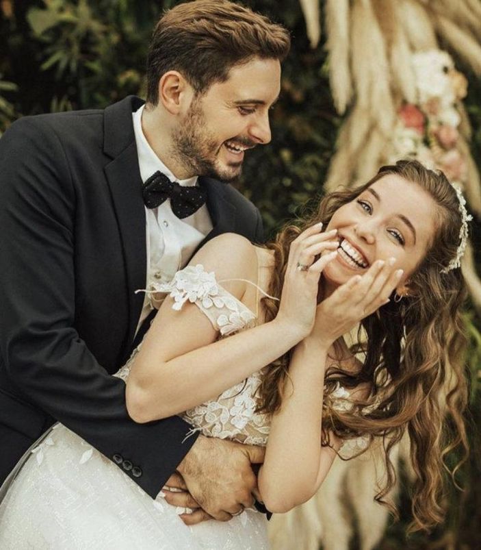 Sihirli Annem'in Ceren'i Selena'nın Leylası'ydı! Futbolcu eşi sosyal medyayı salladı...