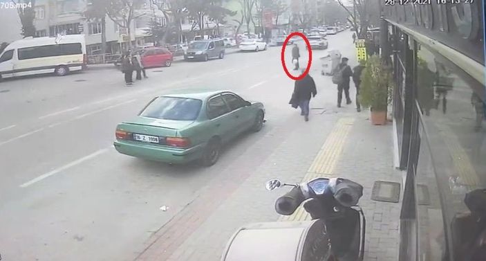 Bursa'da ehliyetsiz sürücü, yaşlı çifte çarptı