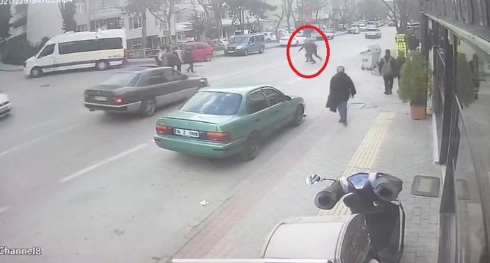 Bursa'da ehliyetsiz sürücü, yaşlı çifte çarptı