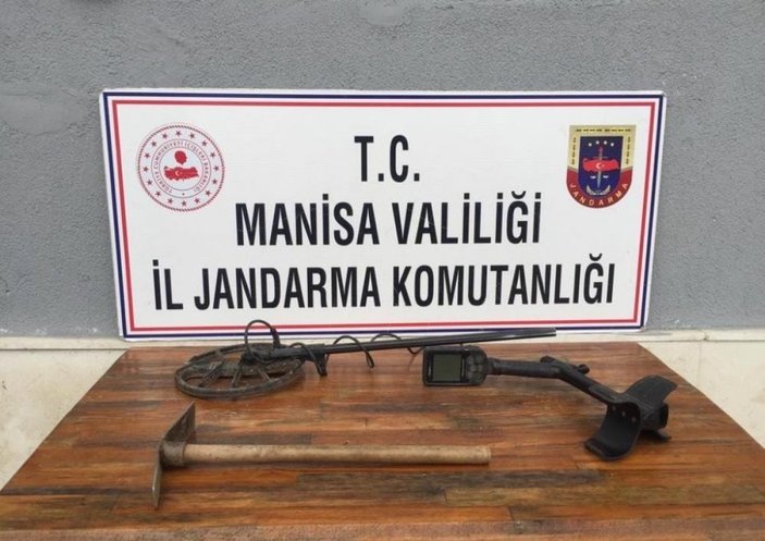 Manisa'da kaçak kazı yapan 2 kişi suçüstü yakalandı