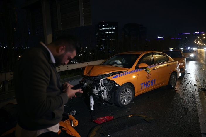 a TEM Otoyolu'nda kaza: 1'i ağır 2 yaralı