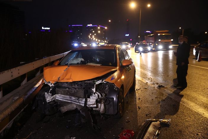 a TEM Otoyolu'nda kaza: 1'i ağır 2 yaralı