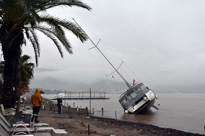 Marmaris'te etkili olan sağanak nedeniyle ev ve iş yerlerini su bastı
