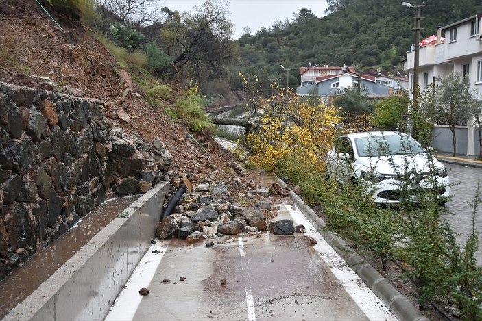 Marmaris'te etkili olan sağanak nedeniyle ev ve iş yerlerini su bastı