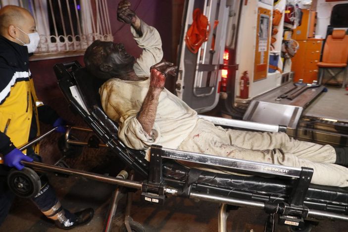 Adana'da alevlerin içinde kalan adam pencere kesilerek kurtuldu