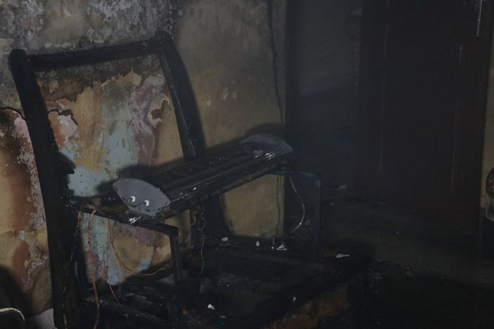 Adana'da alevlerin içinde kalan adam pencere kesilerek kurtuldu