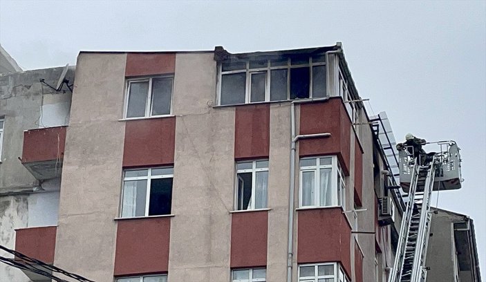 Bağcılar'da 4 katlı binadaki daire alevlere teslim oldu