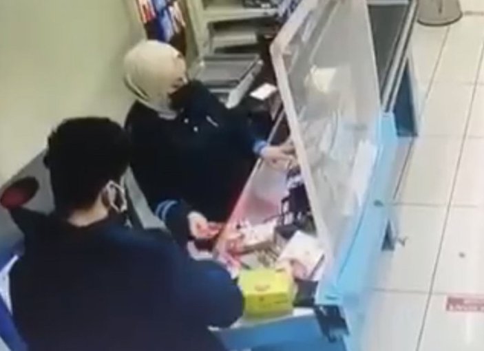 İstanbul'da markette unutulan cüzdanın içini boşaltıp geri getirdi