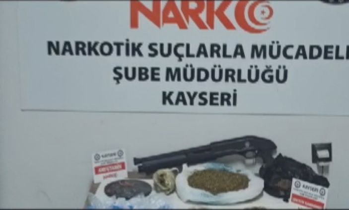 İ Kayseri'de uyuşturucu taciri anne-kız polise yakalandı