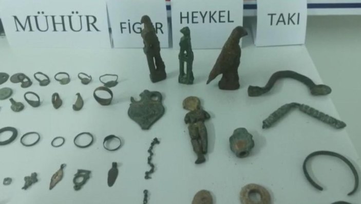 Antalya'da tarihi eser kaçakçısının üzerindne servet çıktı