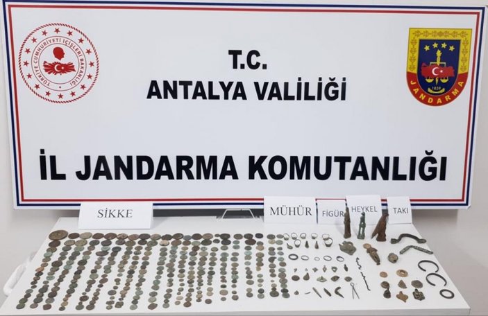 Antalya'da tarihi eser kaçakçısının üzerindne servet çıktı