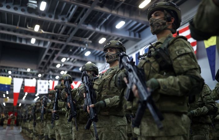 Hulusi Akar'dan Yunanistan'a 12 mil uyarısı