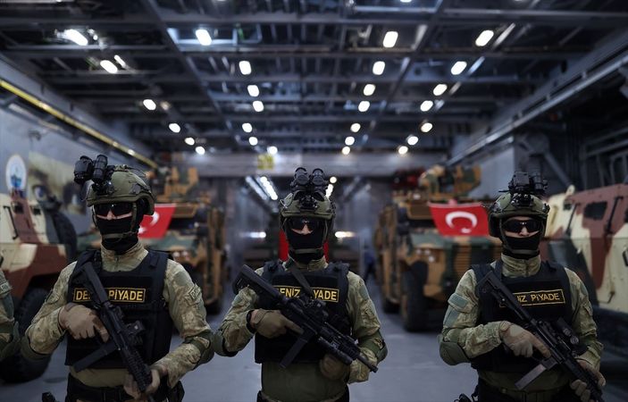 Hulusi Akar'dan Yunanistan'a 12 mil uyarısı